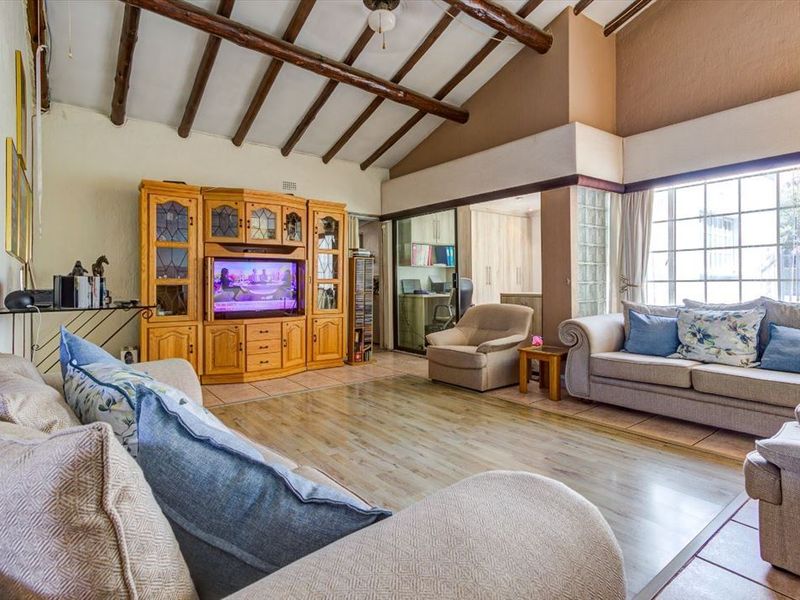 Spacious and Elegant Family Home - Photo 2