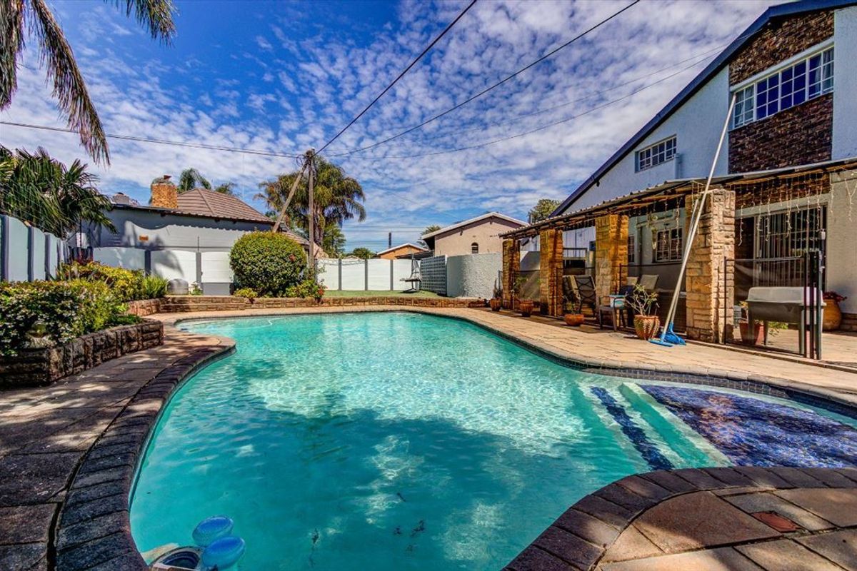 Spacious and Elegant Family Home - Photo 3