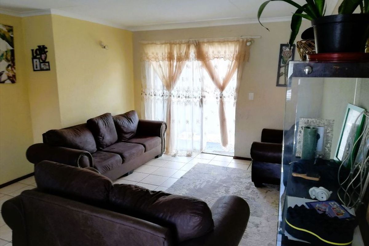 Charming Starter Home with Cozy Comfort and Practical Living - Photo 2