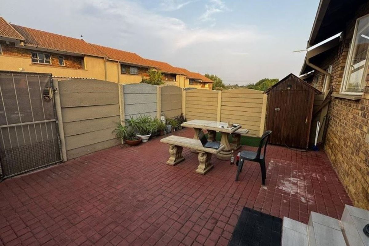 Comfortable Living with Practical Features and Warm Appeal - Photo 3