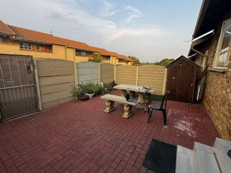 Comfortable Living with Practical Features and Warm Appeal - Photo 3