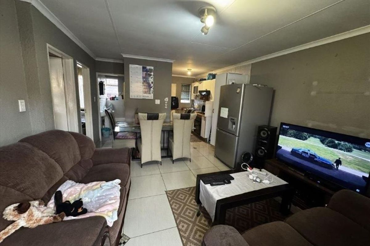 Comfortable Living with Practical Features and Warm Appeal - Photo 2