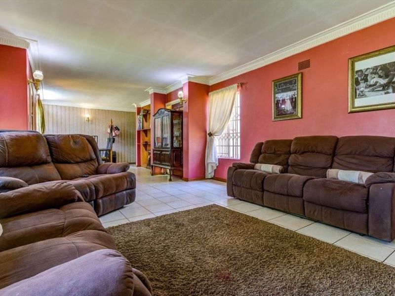 Spacious Family Home with Versatile Living and Bonus Granny Flat - Photo 2