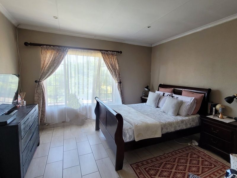 Modern Secure Duplex – Exceptional Value - Photo 2