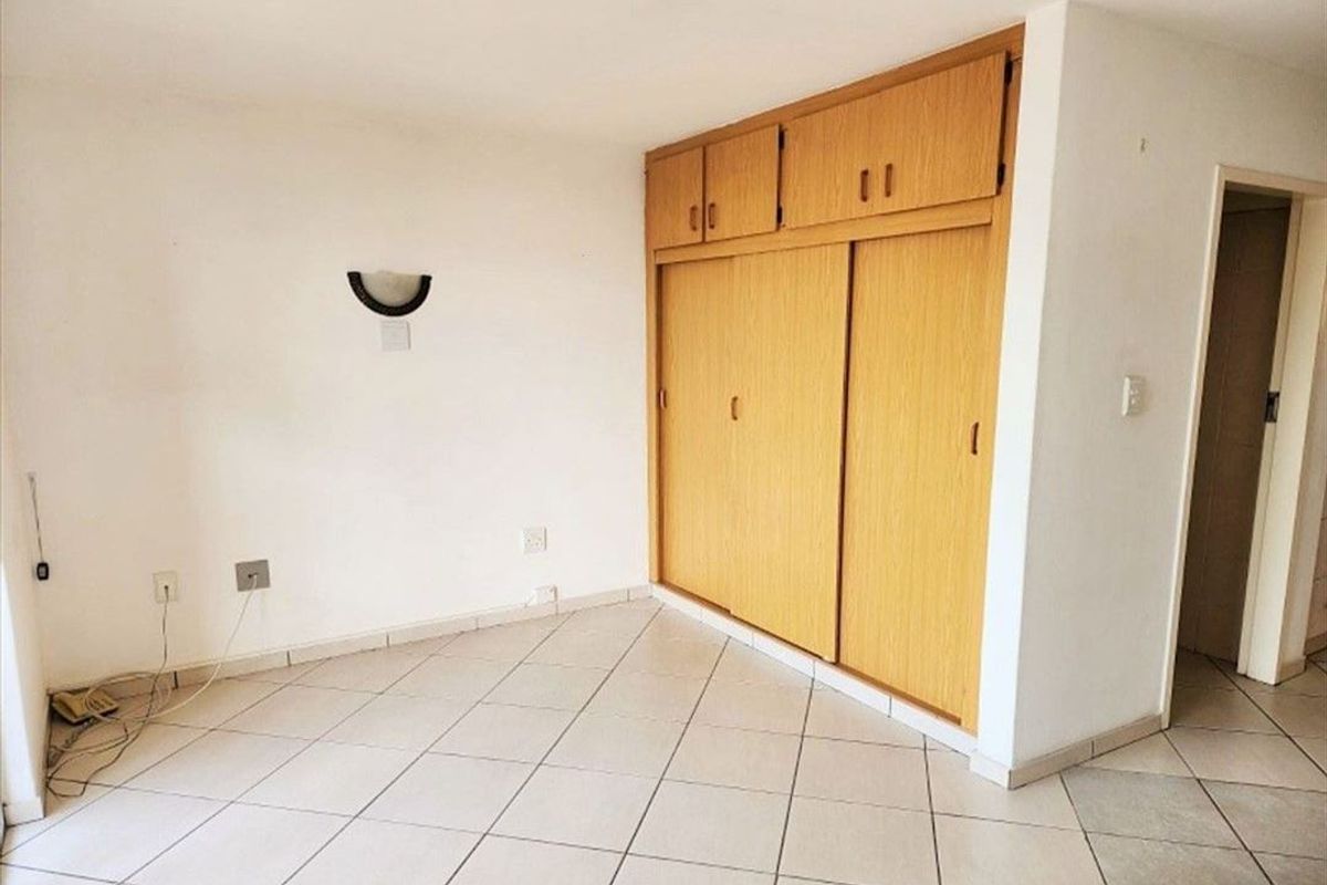 Stylish Compact Living with a Sparkling Pool Retreat - Photo 2