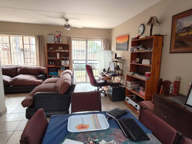 Secure, Spacious Duplex With Private Garden - Photo 2