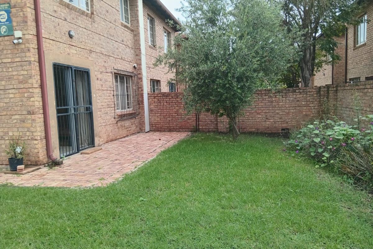 Secure, Spacious Duplex With Private Garden - Photo 4