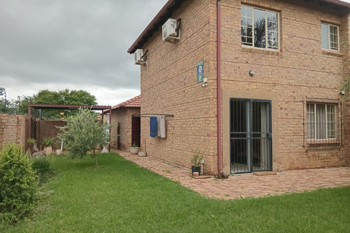 Secure, Spacious Duplex With Private Garden - Photo 5