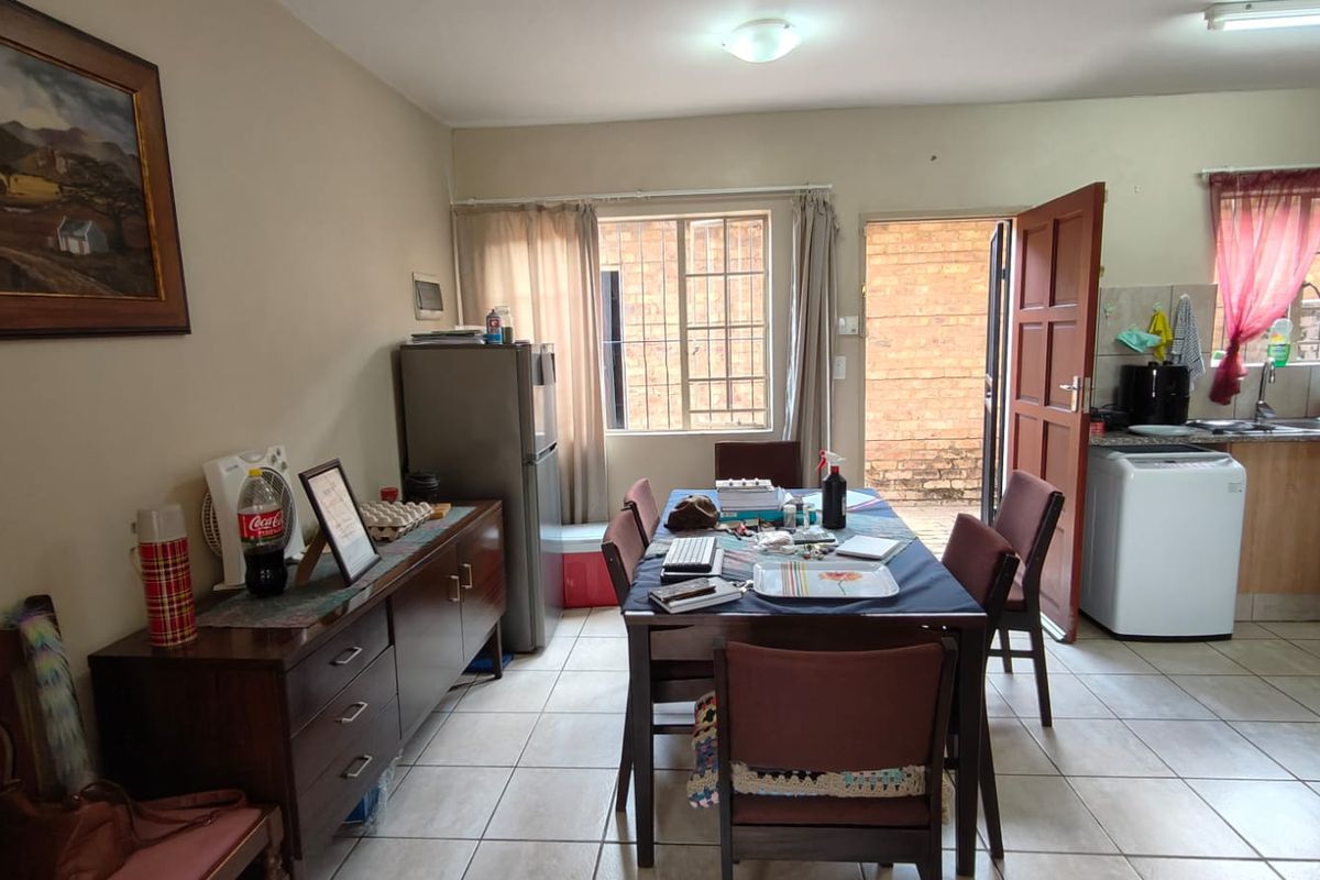 Secure, Spacious Duplex With Private Garden - Photo 3