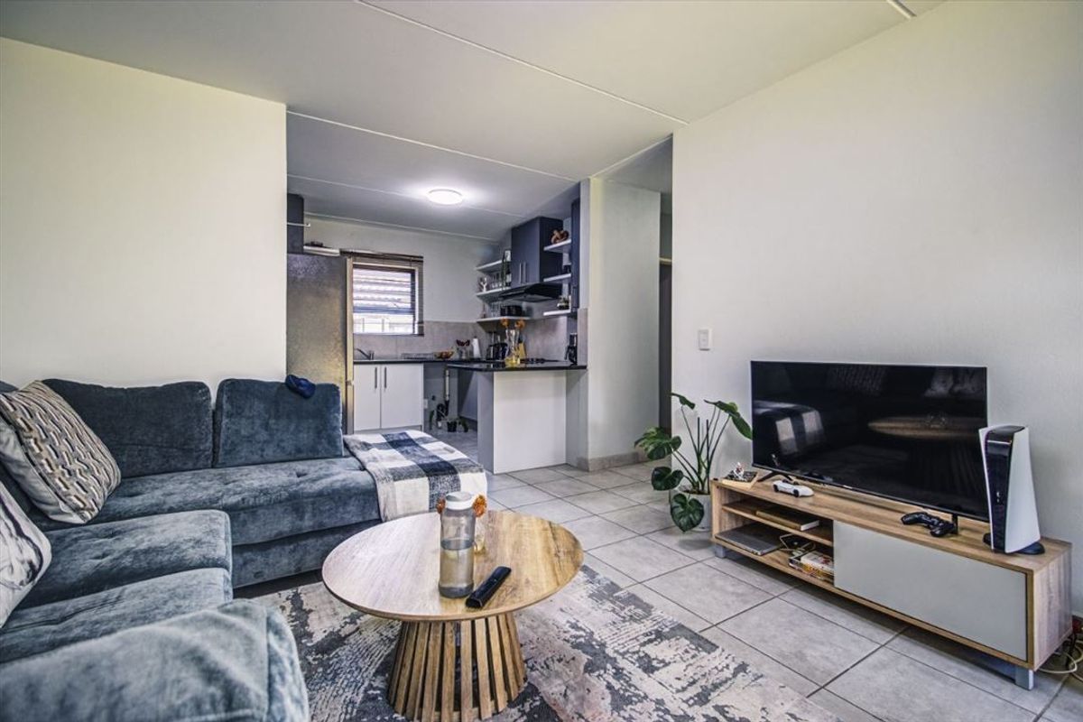 Modern Comfort and Practical Design in a Cozy Home - Photo 2