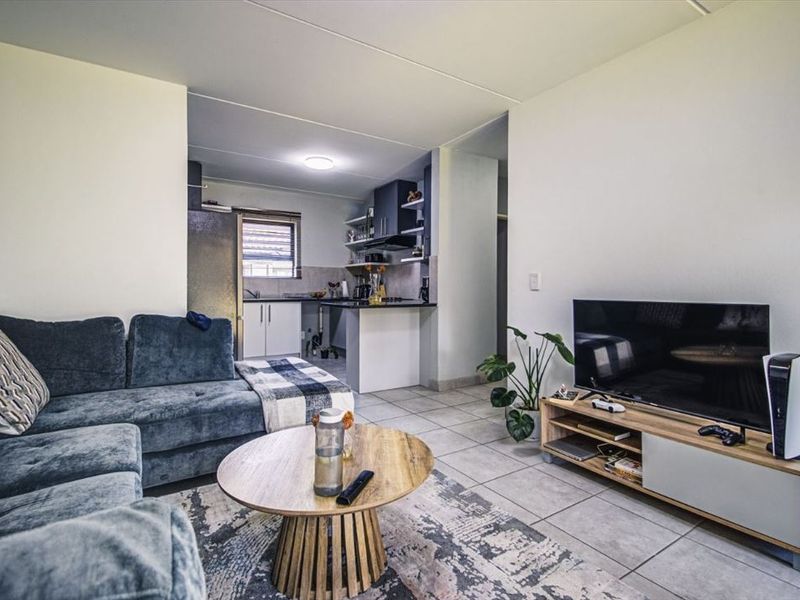 Modern Comfort and Practical Design in a Cozy Home - Photo 2