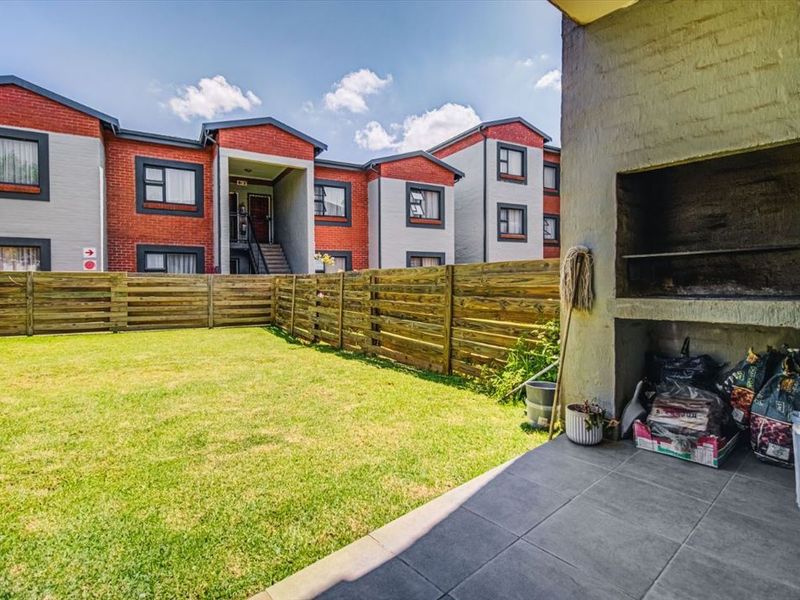 Modern Comfort and Practical Design in a Cozy Home - Photo 3