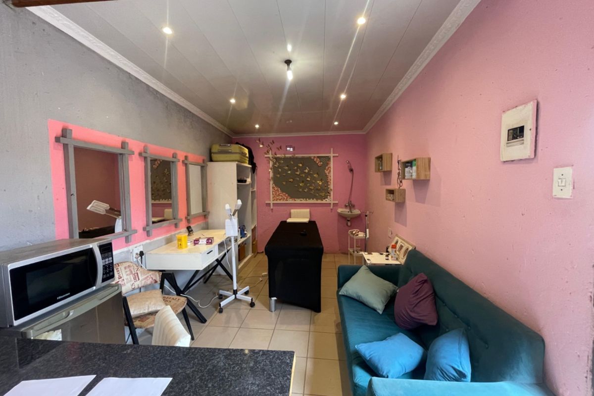 4 Bedroom House For Sale in Zola - Photo 2