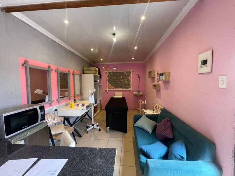 4 Bedroom House For Sale in Zola - Photo 2