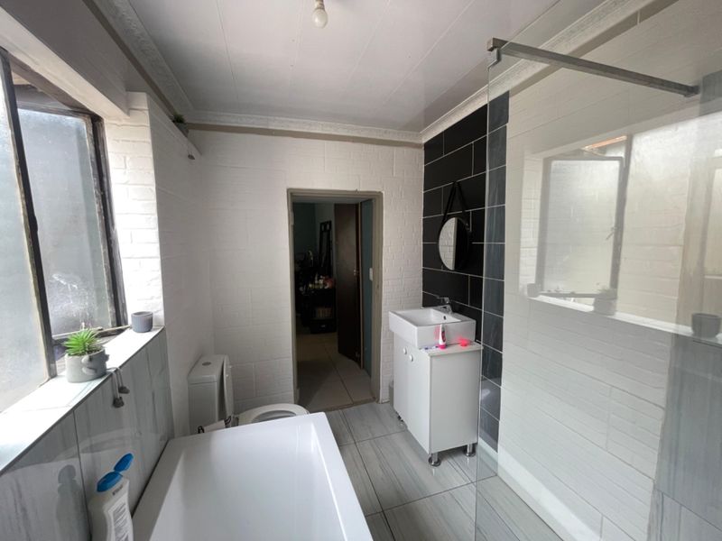 4 Bedroom House For Sale in Zola - Photo 9