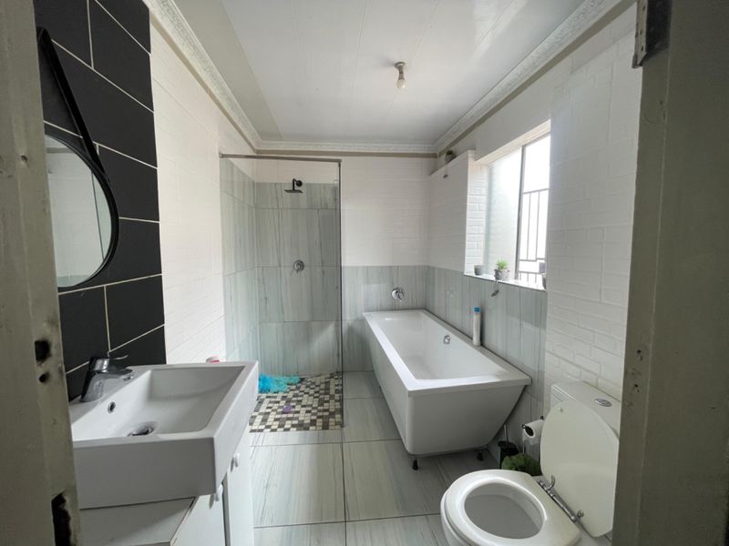 4 Bedroom House For Sale in Zola - Photo 10