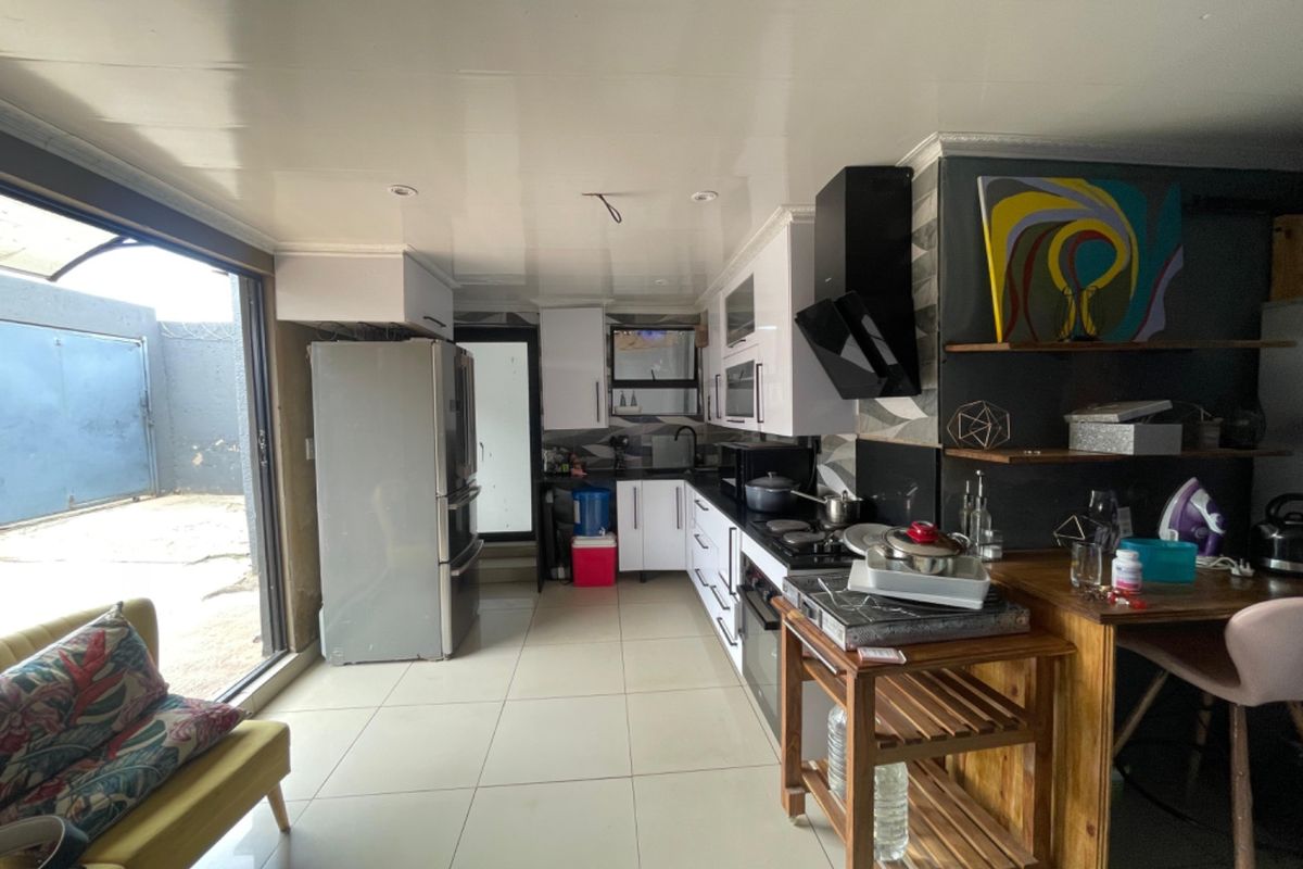 4 Bedroom House For Sale in Zola - Photo 3