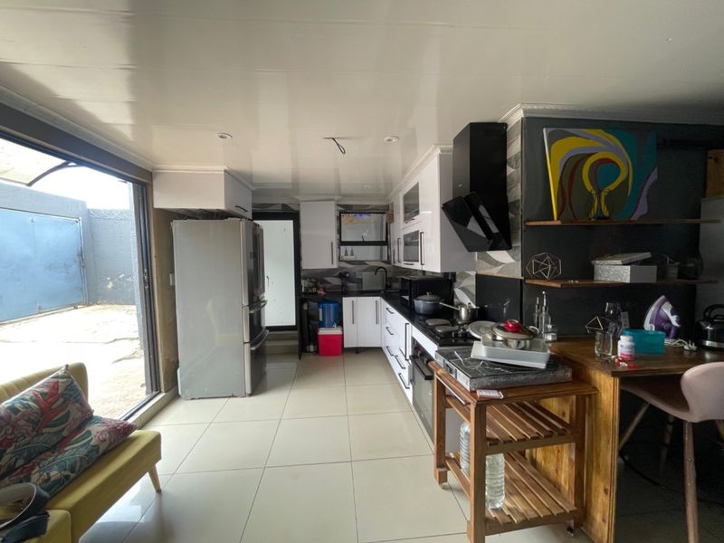 4 Bedroom House For Sale in Zola - Photo 3