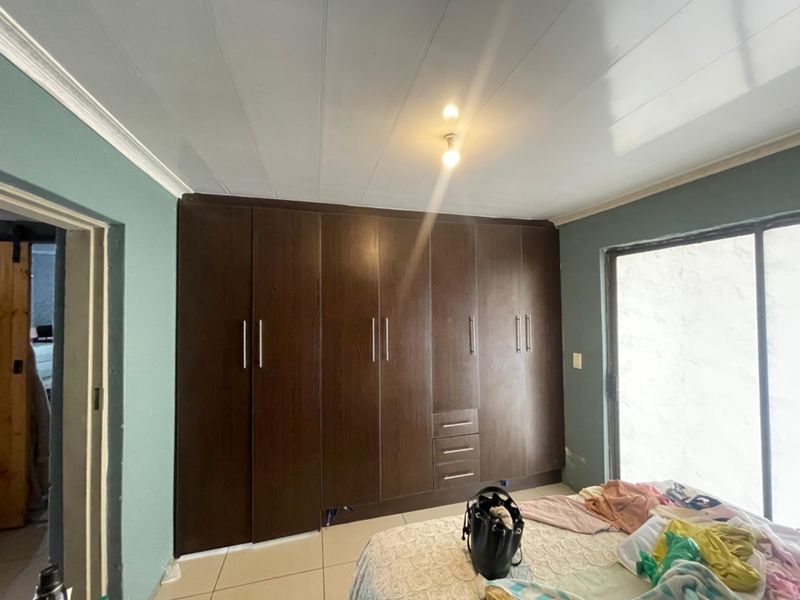 4 Bedroom House For Sale in Zola - Photo 8