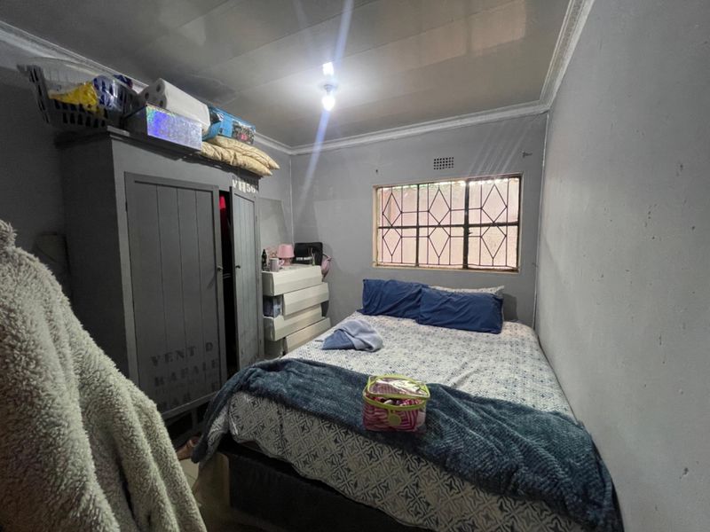 4 Bedroom House For Sale in Zola - Photo 6