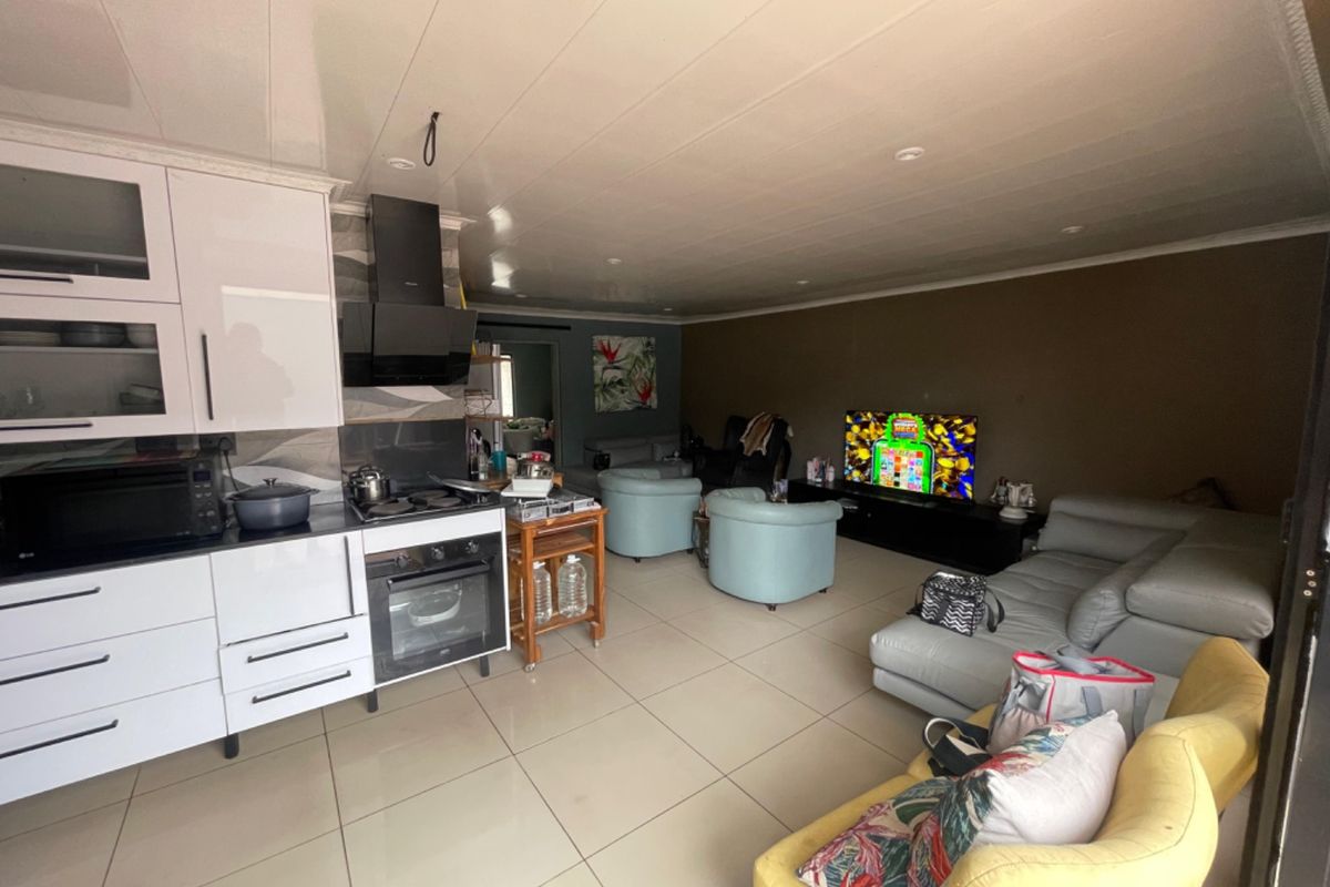 4 Bedroom House For Sale in Zola - Photo 4