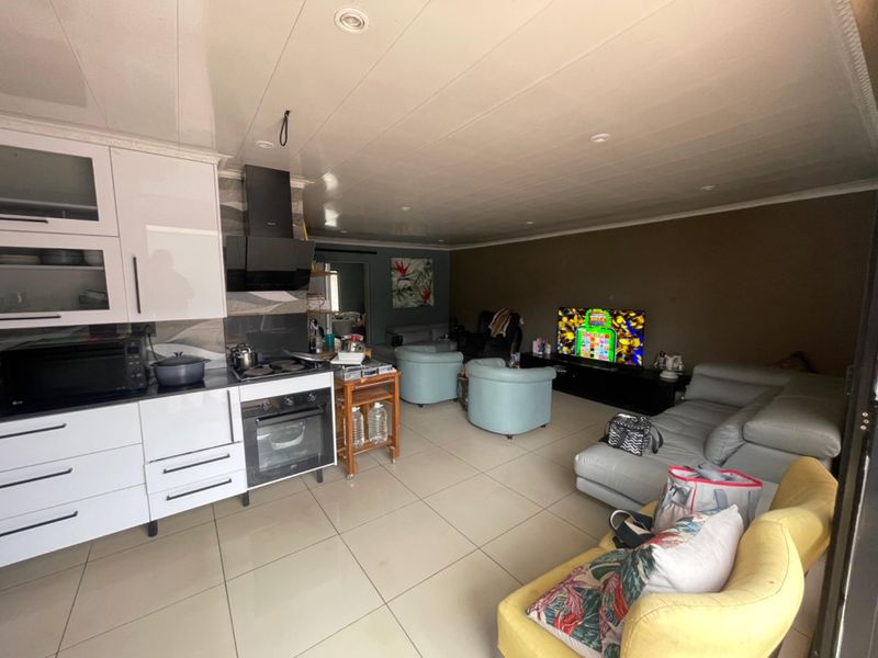 4 Bedroom House For Sale in Zola - Photo 4
