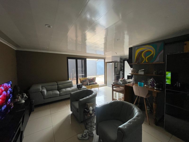 4 Bedroom House For Sale in Zola - Photo 5