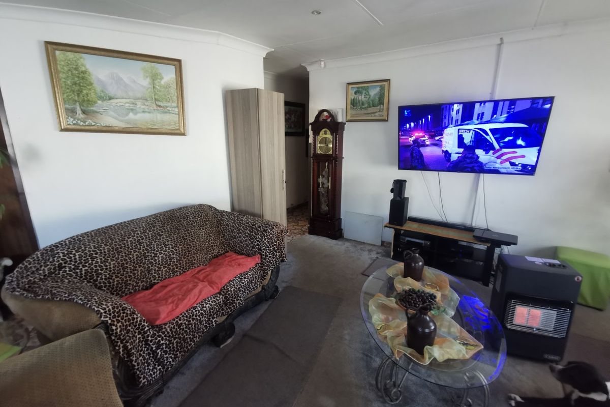 A living room featuring coved ceilings and recessed lighting, providing a functional space for relaxation.
