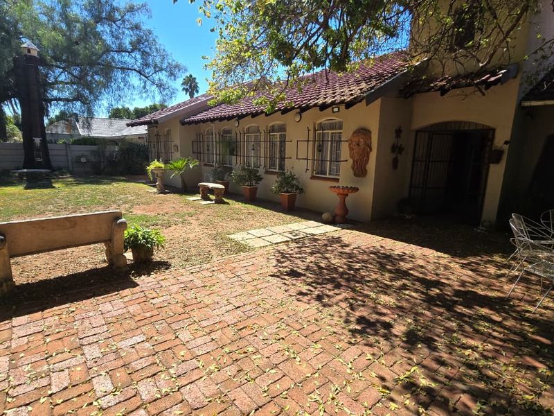 This is a proper family home. Contemporary styling, all in a neat and spacious package in a quiet street in Flamwood. - Photo 2