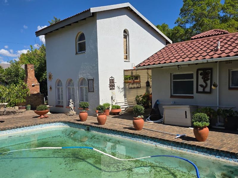 This is a proper family home. Contemporary styling, all in a neat and spacious package in a quiet street in Flamwood. - Photo 4