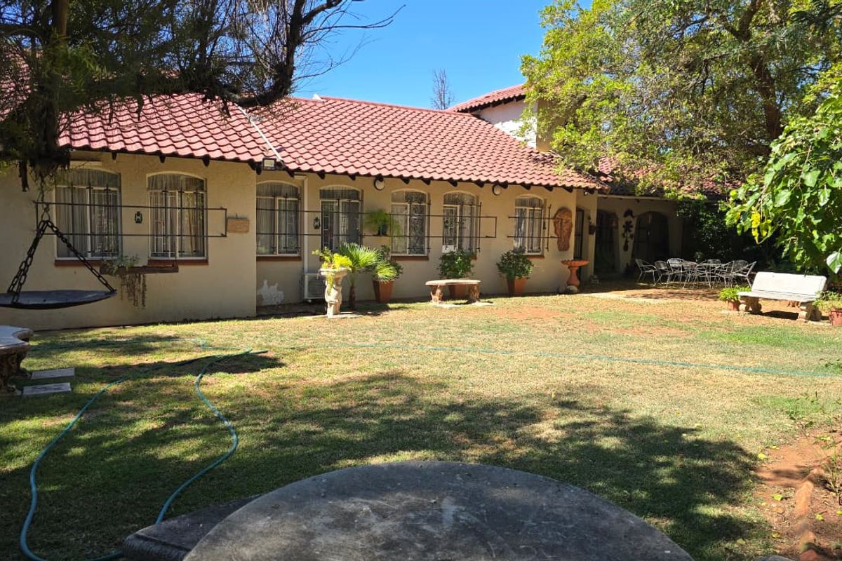 This is a proper family home. Contemporary styling, all in a neat and spacious package in a quiet street in Flamwood. - Photo 3