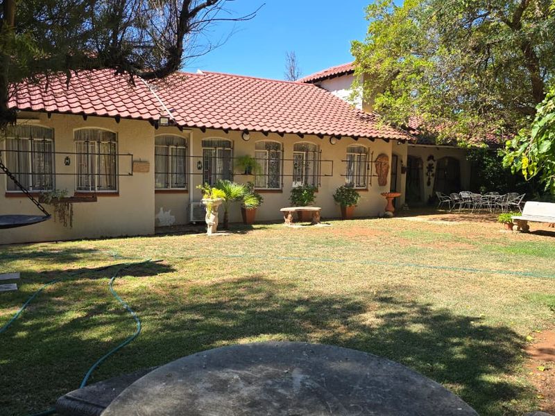 This is a proper family home. Contemporary styling, all in a neat and spacious package in a quiet street in Flamwood. - Photo 3