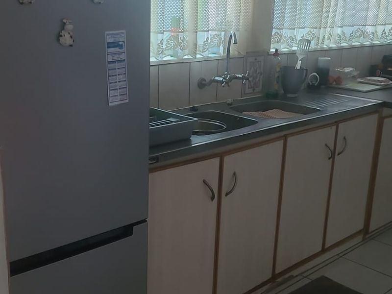 This is a proper family home. Contemporary styling, all in a neat and spacious package in a quiet street in Flamwood. - Photo 10