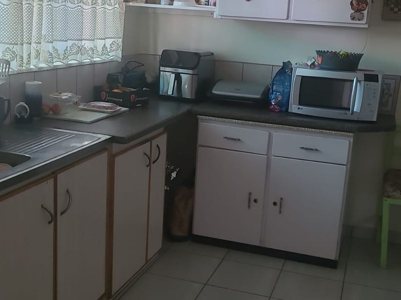 This is a proper family home. Contemporary styling, all in a neat and spacious package in a quiet street in Flamwood. - Photo 9