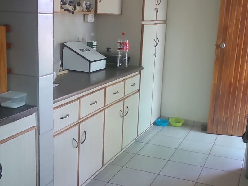 This is a proper family home. Contemporary styling, all in a neat and spacious package in a quiet street in Flamwood. - Photo 8