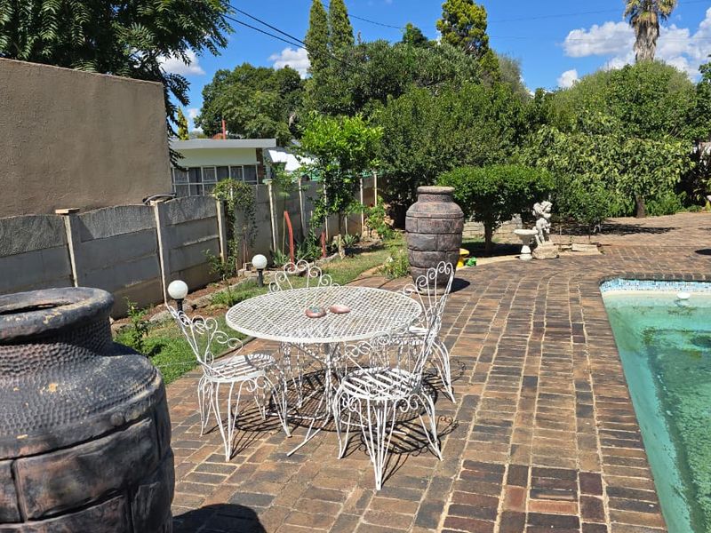 This is a proper family home. Contemporary styling, all in a neat and spacious package in a quiet street in Flamwood. - Photo 6