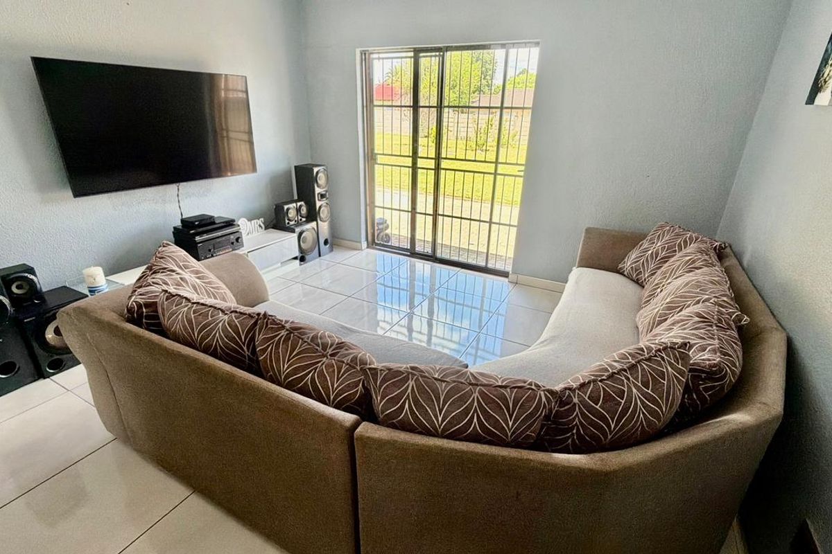 Spacious Family Home with Expansive Yard & Endless Potential in La Hoff - Photo 5