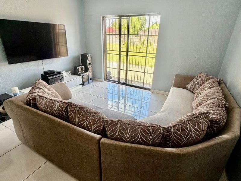 Spacious Family Home with Expansive Yard & Endless Potential in La Hoff - Photo 5