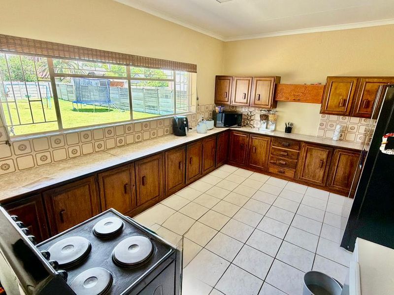 Spacious Family Home with Expansive Yard & Endless Potential in La Hoff - Photo 9