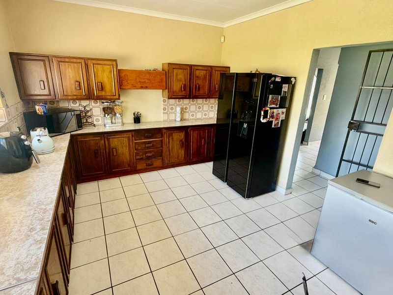 Spacious Family Home with Expansive Yard & Endless Potential in La Hoff - Photo 7