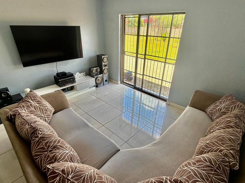 Spacious Family Home with Expansive Yard & Endless Potential in La Hoff - Photo 6