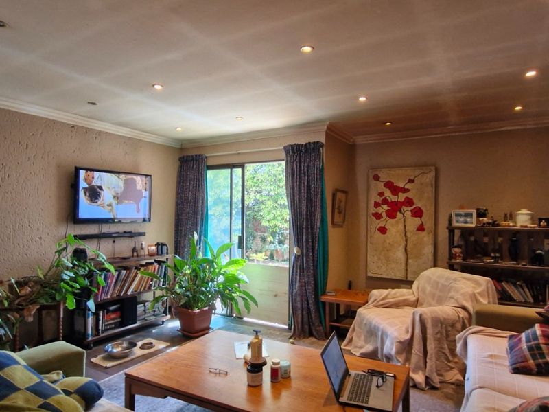 Charming Freestanding Home in Secure Boomed Area With Pool  and Staff Quarters  - Photo 2