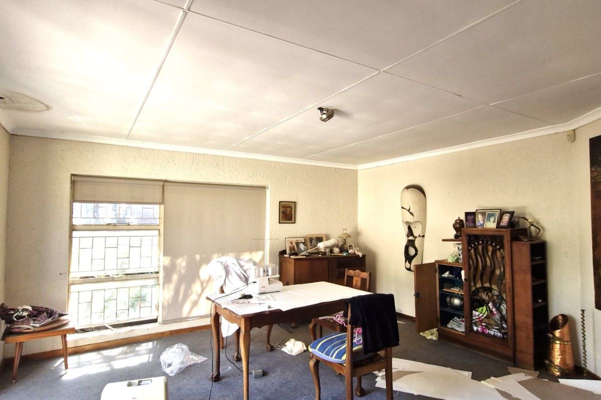 Charming Freestanding Home in Secure Boomed Area With Pool  and Staff Quarters  - Photo 5