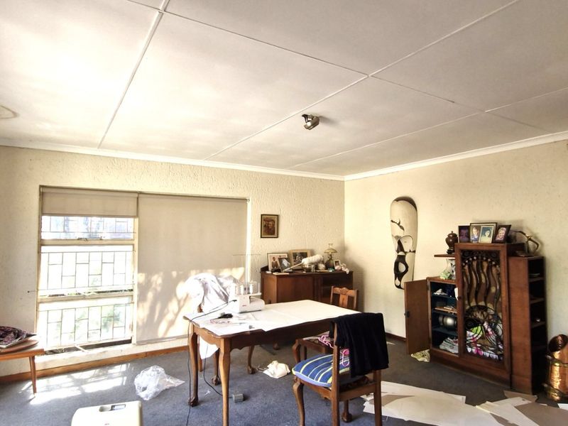 Charming Freestanding Home in Secure Boomed Area With Pool  and Staff Quarters  - Photo 5