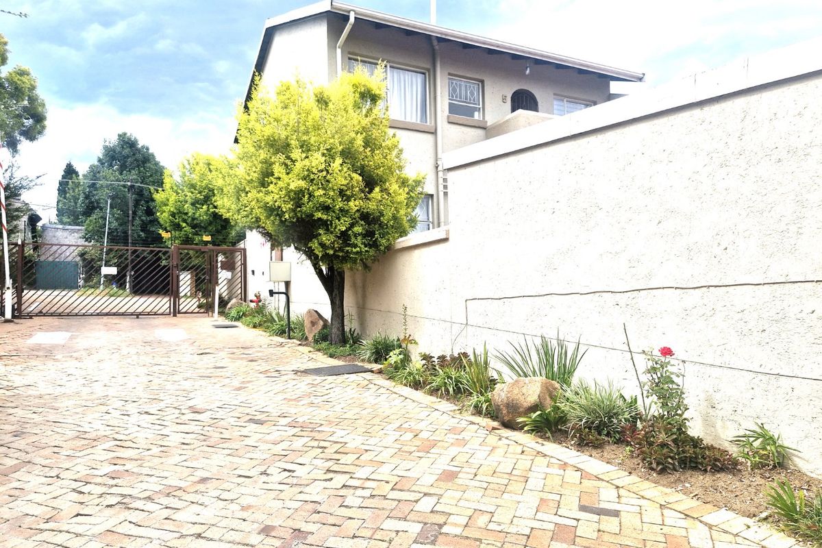 Nice North Facing Upstairs Townhouse 2 Bedrooms 1 Bathroom  Lock Up Garage - Photo 4