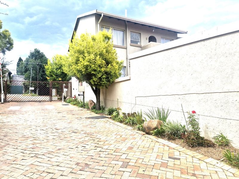 Nice North Facing Upstairs Townhouse 2 Bedrooms 1 Bathroom  Lock Up Garage - Photo 4