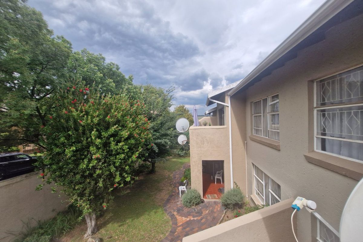Nice North Facing Upstairs Townhouse 2 Bedrooms 1 Bathroom  Lock Up Garage - Photo 3