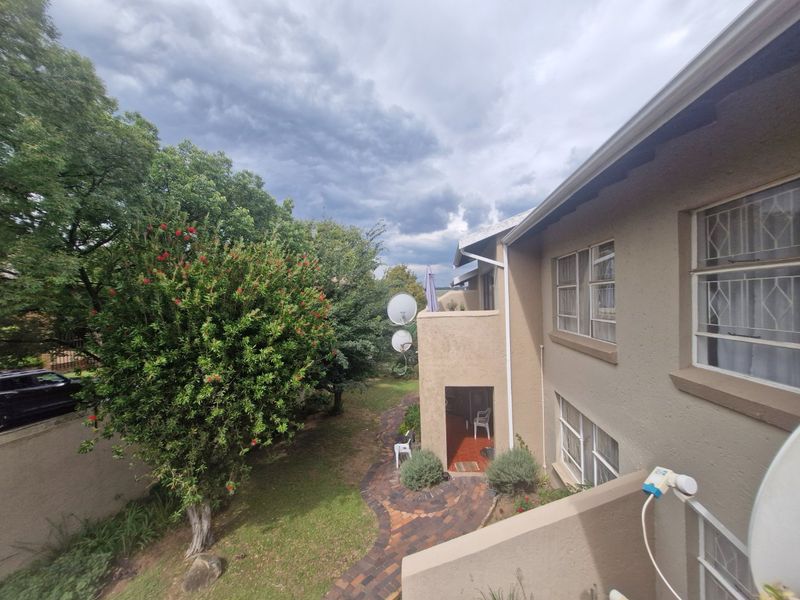 Nice North Facing Upstairs Townhouse 2 Bedrooms 1 Bathroom  Lock Up Garage - Photo 3