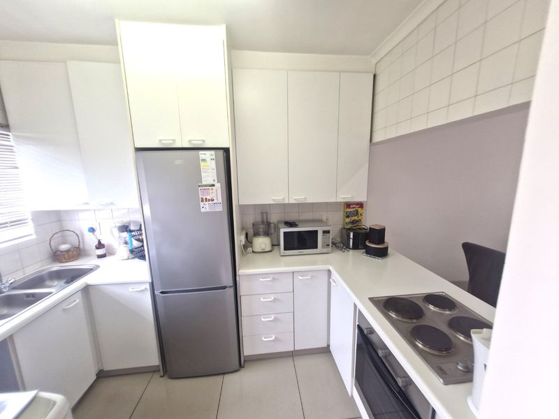 Nice North Facing Upstairs Townhouse 2 Bedrooms 1 Bathroom  Lock Up Garage - Photo 10