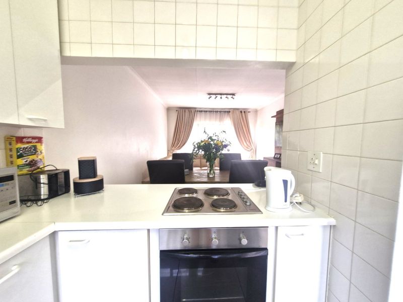 Nice North Facing Upstairs Townhouse 2 Bedrooms 1 Bathroom  Lock Up Garage - Photo 9